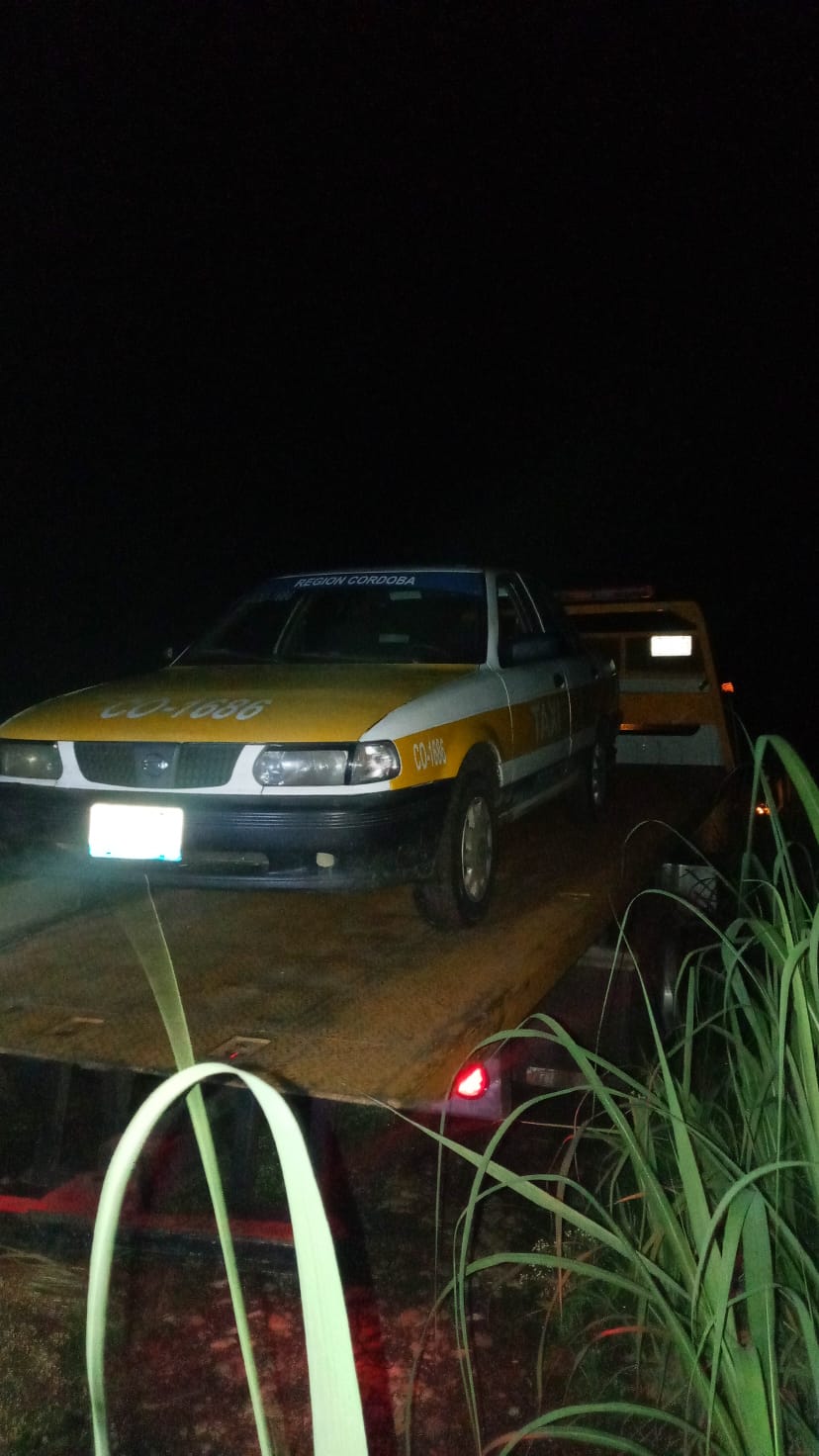 Asaltan y encajuelan a taxista en Amatlán
