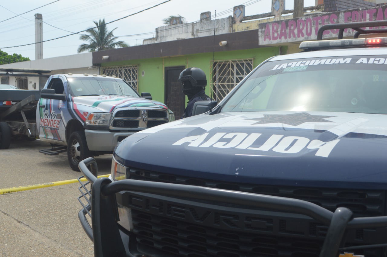 Hallan cuerpo putrefacto  al interior de vehículo abandonado