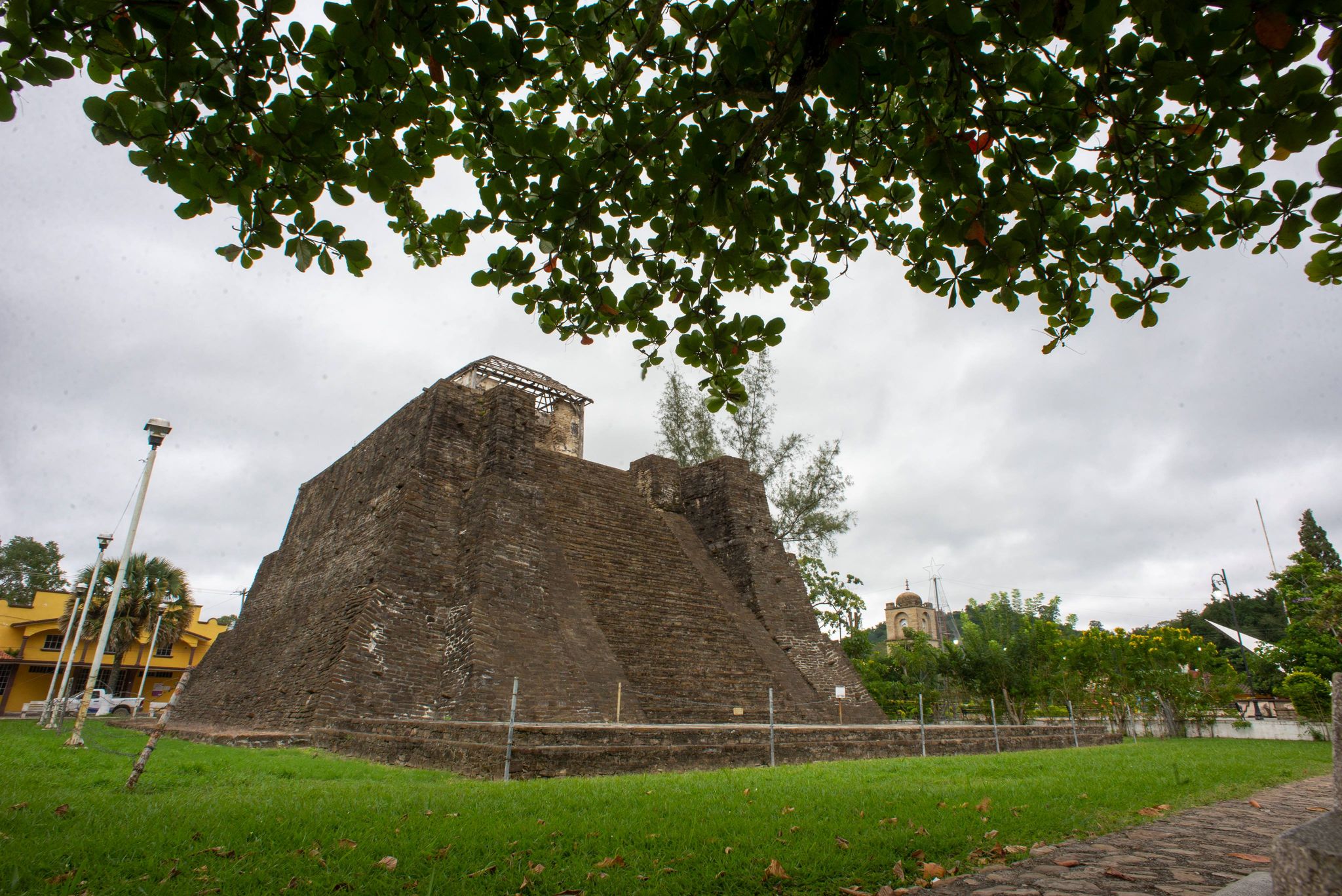 Estas vacaciones de verano visita la pirámide de Castillo de Teayo