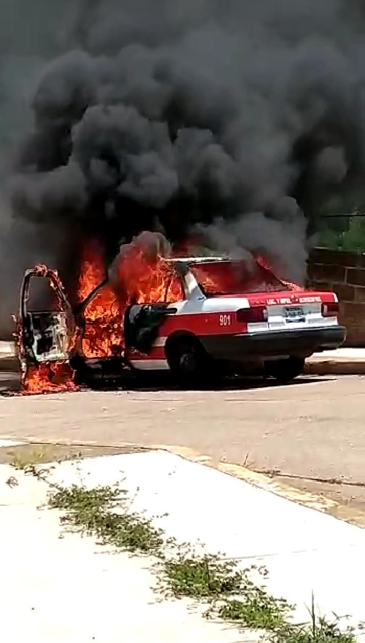 Sujetos roban taxi y lo incendian en Acayucan