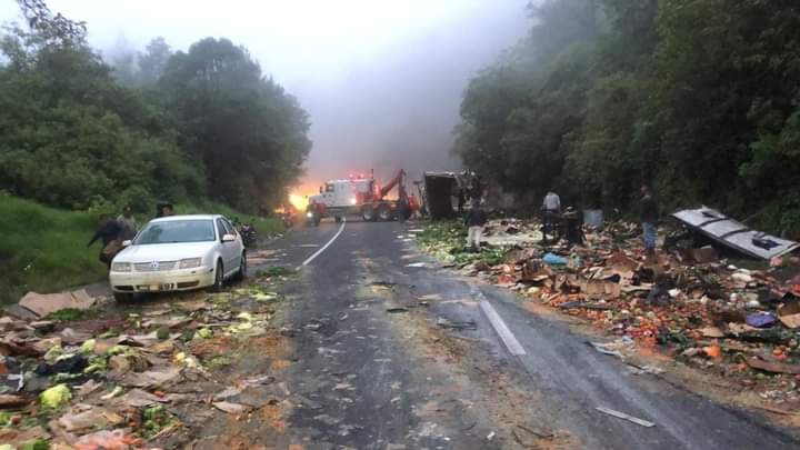 Accidente de trailer en la autopista Puebla-Orizaba deja un muerto