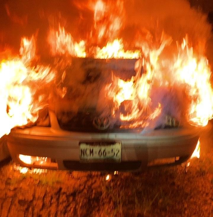 Incendian 3 vehículos y una palapa en Jáltipan de Morelos
