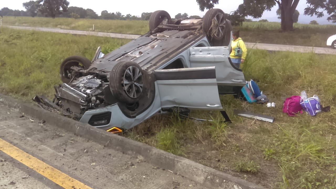 Tres lesionados en volcadura  en la carretera Córdoba-Veracruz