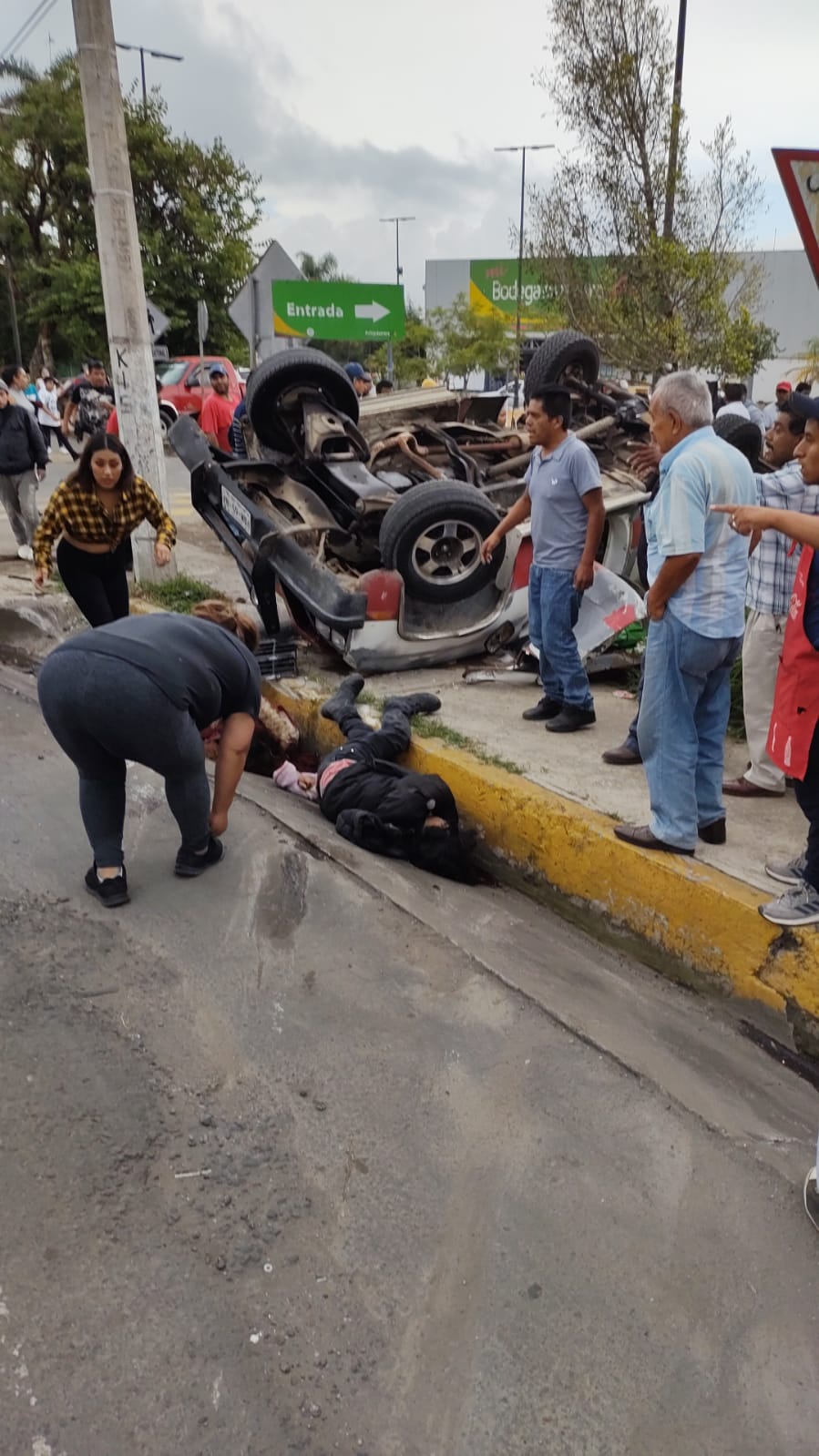 Volcadura de camioneta deja una mujer  muerta y 14 lesionados en Coscomatepec