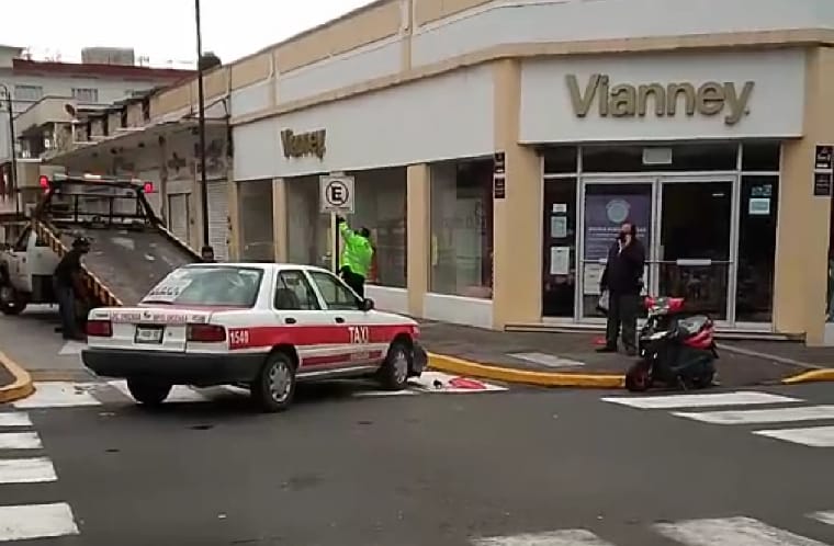 Choque entre taxi y moto deja un joven muerto y otro herido en el centro de Orizaba