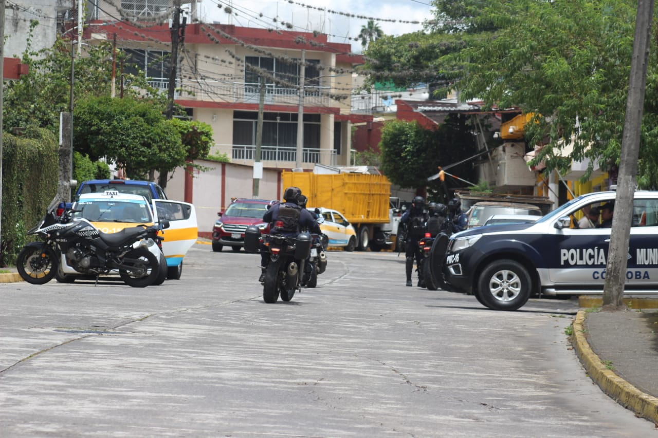 Privan de la libertad a dos taxistas en colonias de Córdoba