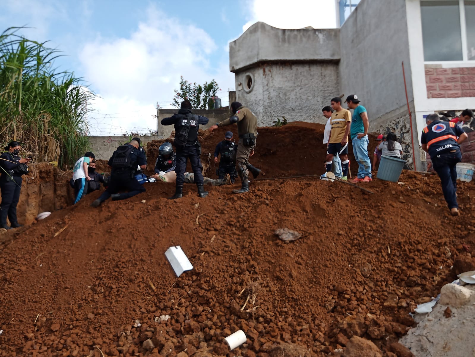 Trabajador de la construcción  muere sepultado bajo alud de tierra
