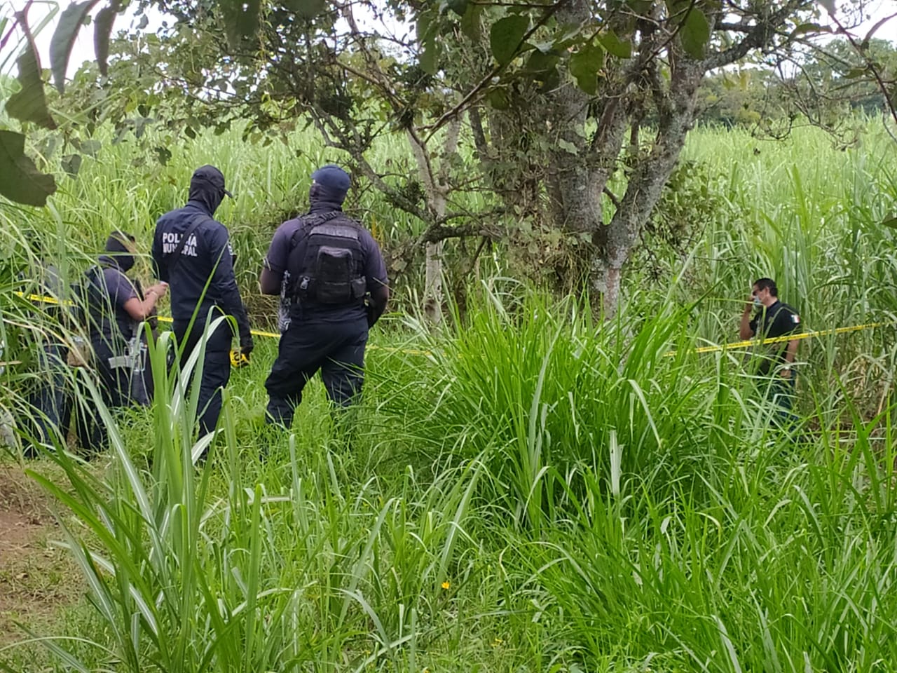 Hallan osamenta en un arroyo de aguas negras en Amatlán