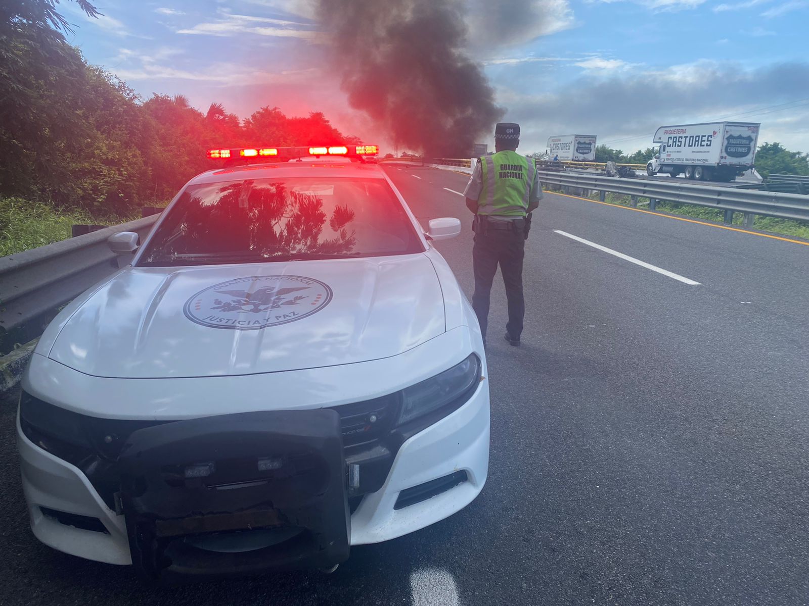 Reportan volcadura e incendio de trailer en Tierra Blanca