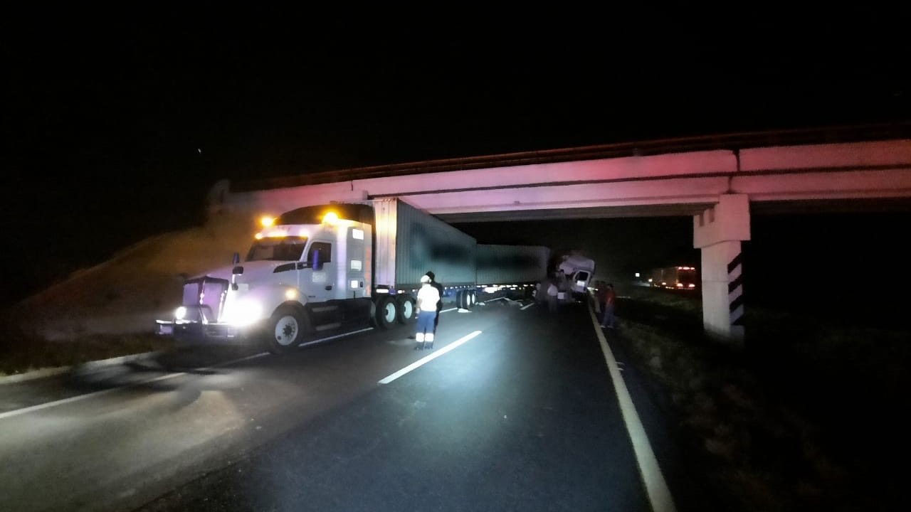 Tráiler contra tráiler en la  autopista Córdoba-Veracruz, un muerto