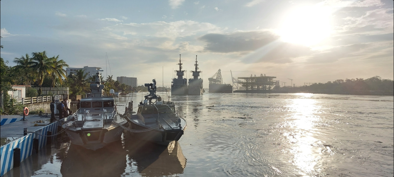 Colisionan buque y plataforma de la Marina en el puerto de Tuxpan