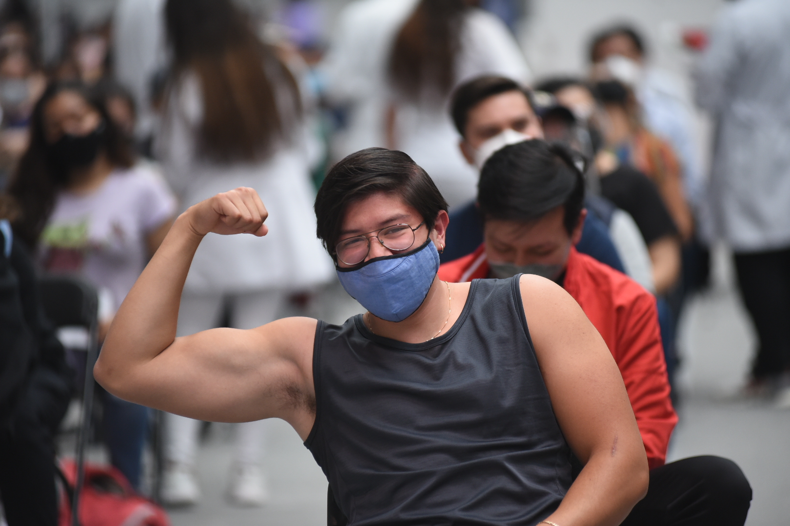 Selfies, bromas y disfraces en vacunación Covid para jóvenes de 18-29 años