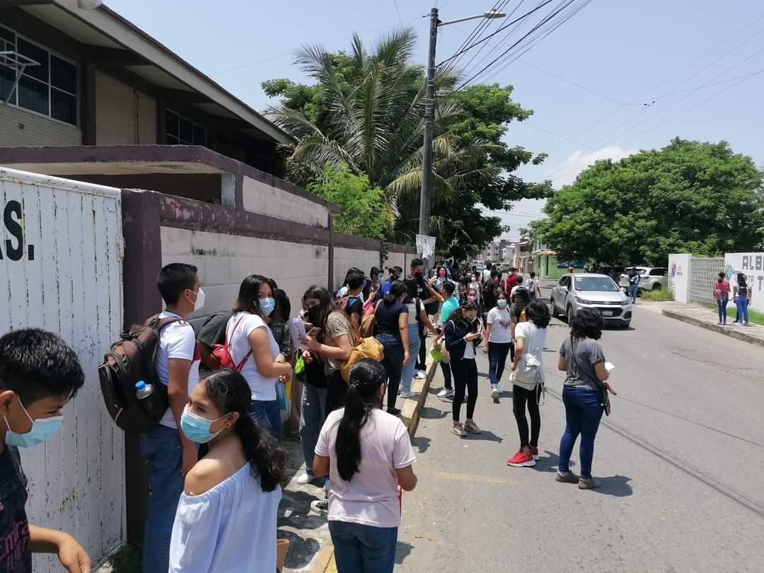 Alumnos rompen protocolos contra COVID-19 en el primer día de clases