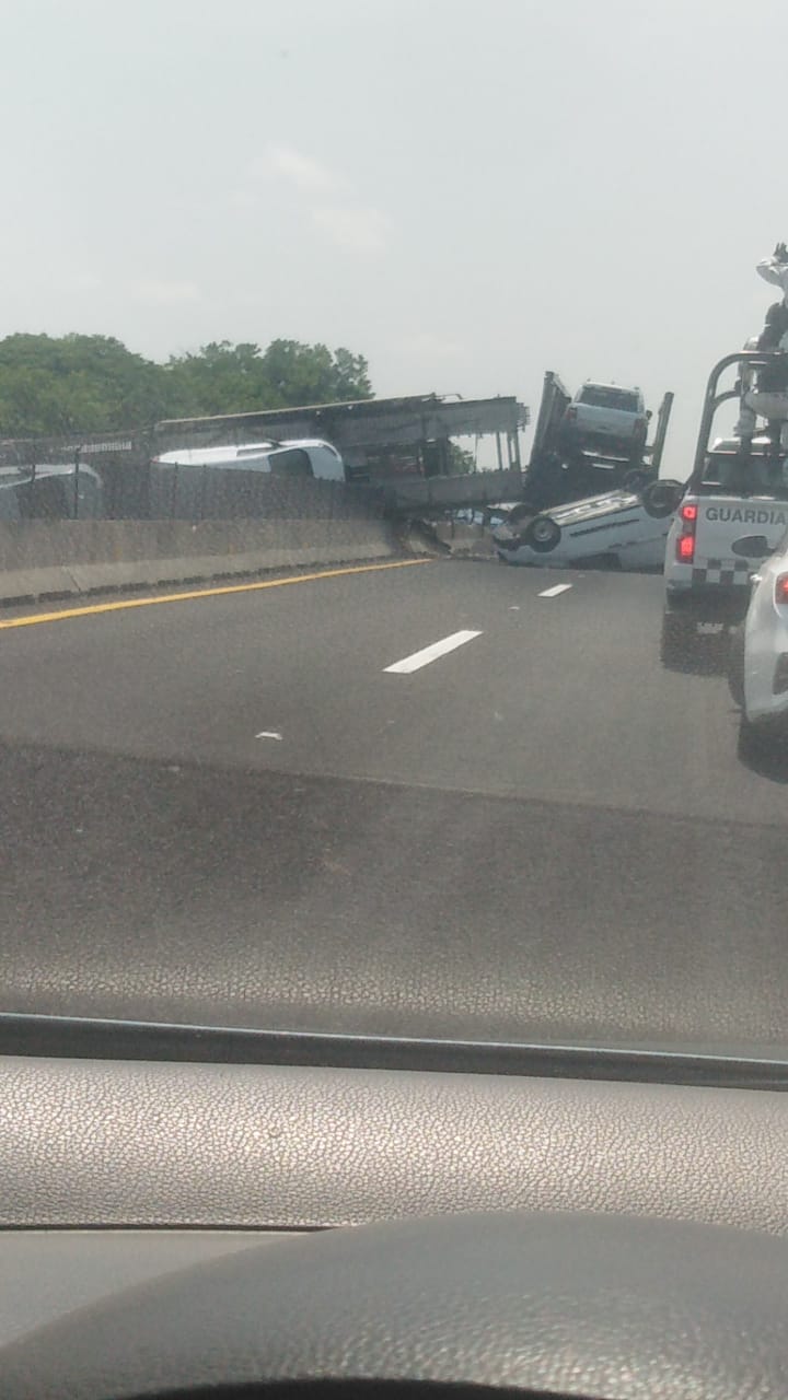 Vuelca nodriza de autos y deja bloqueo parcial en tramo de la autopista VeracruzCardel