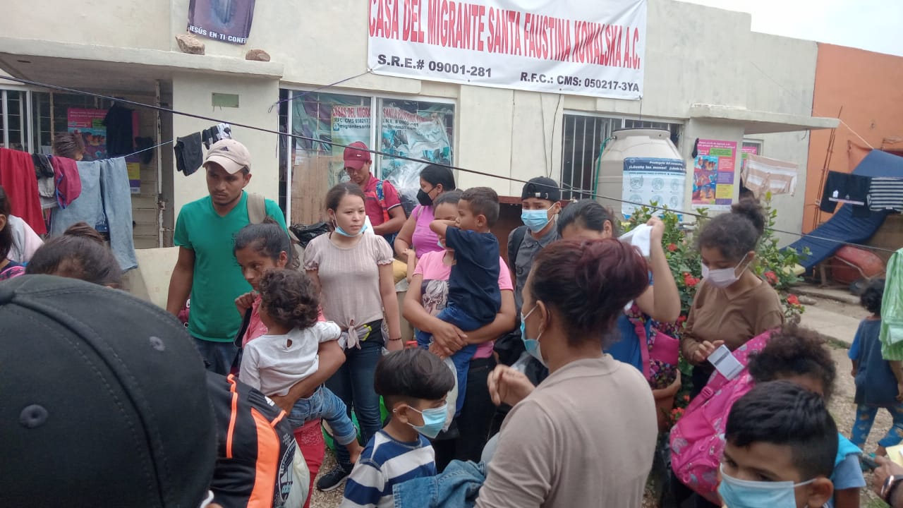 Migrantes que escapan de cerco migratorio saturan albergues en Veracruz