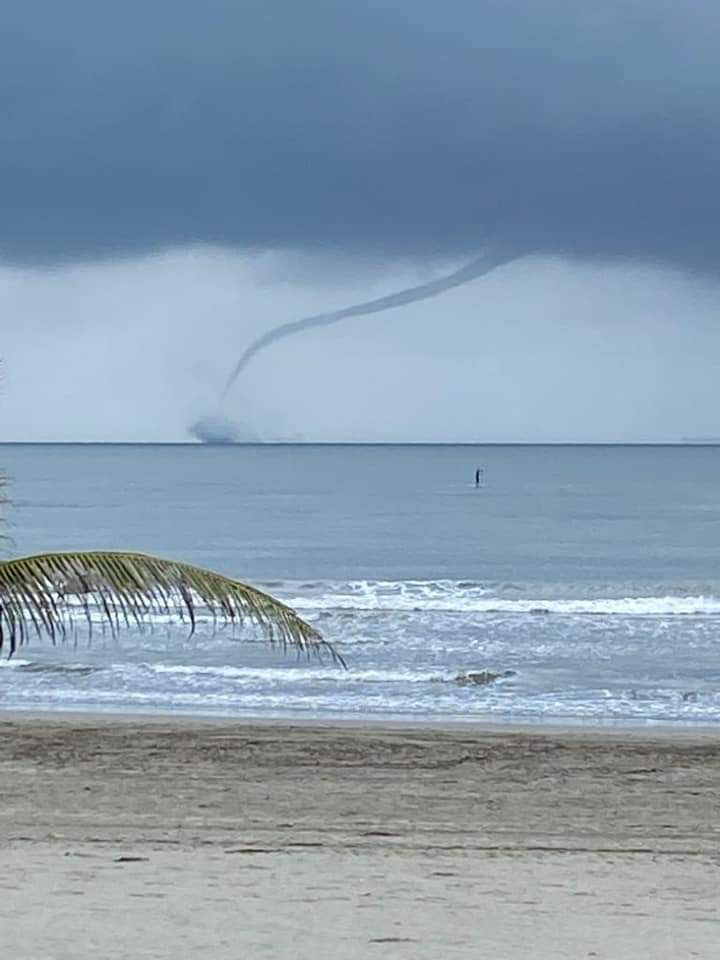 Se forma tromba marina frente a la costa de Boca del Río