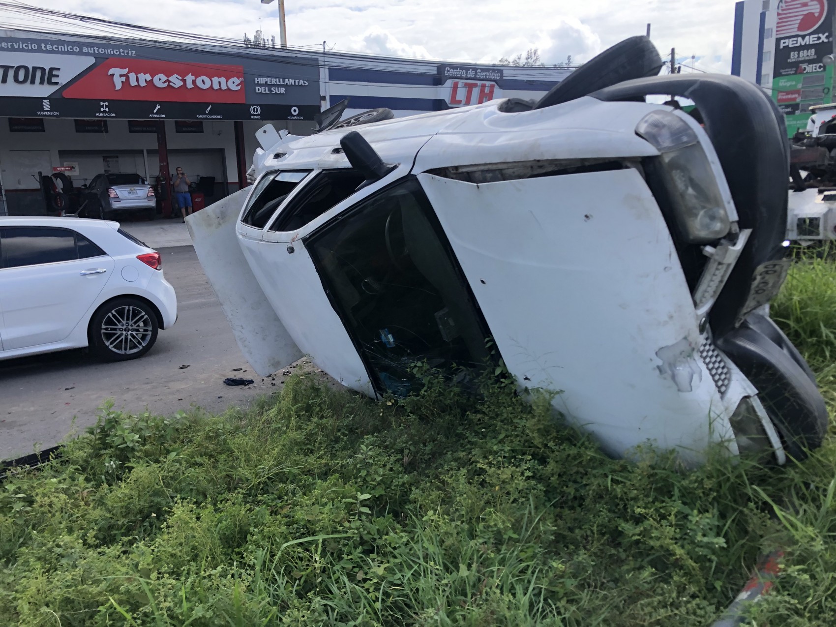 Automóvil vuelca en Las Amapolas
