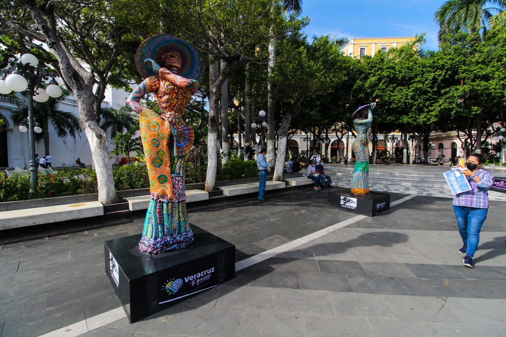 Instalan cinco catrinas de tres metros de altura en el zócalo de Veracruz