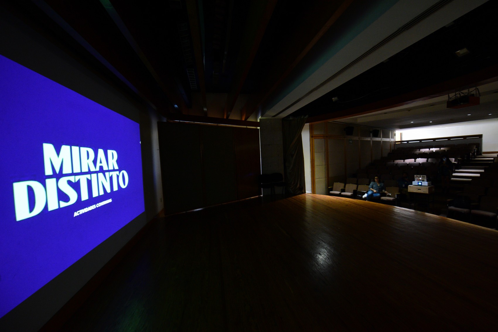 Preparativos para las conferencias de las actividades continuas de Mirar Distinto