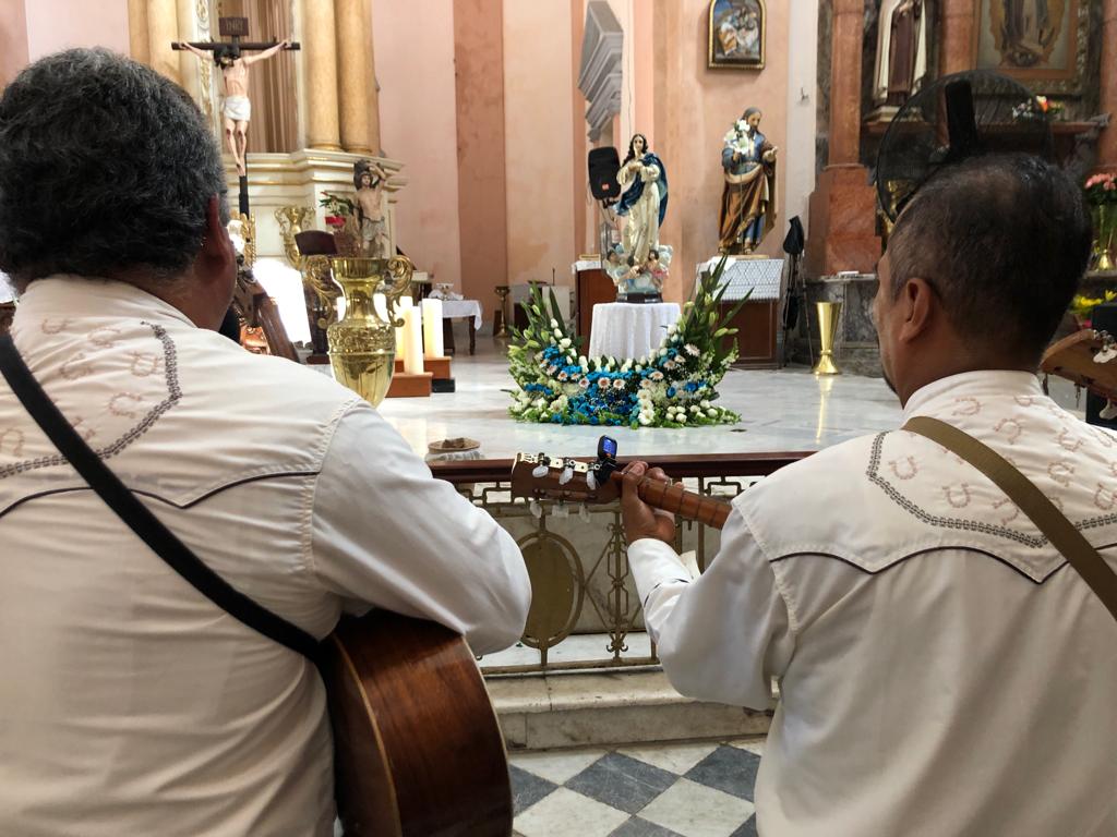 Artesanos llevan mariachi a la Catedral de Veracruz