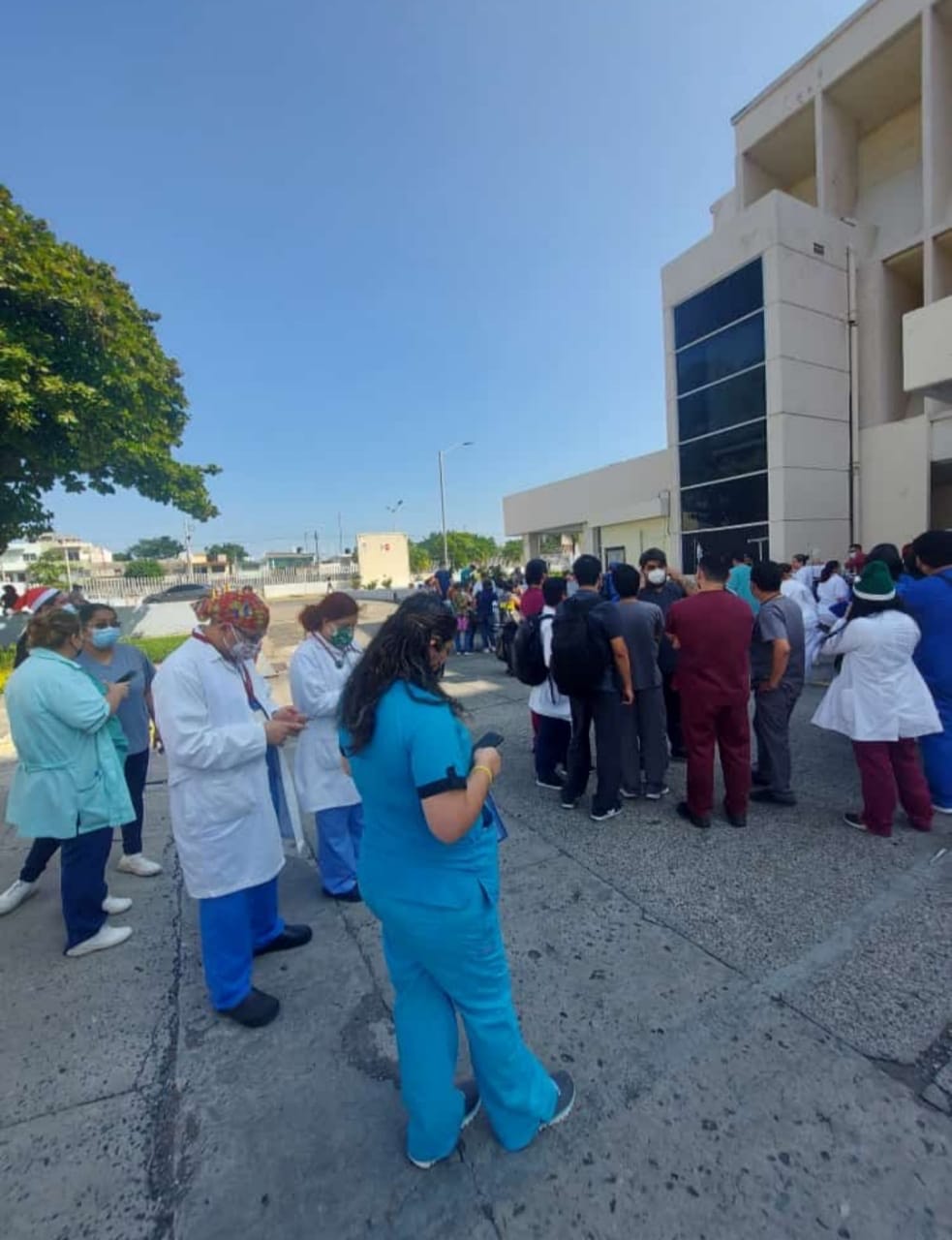 Evacúan hospital del IMSS en Veracruz puerto por supuesta fuga de gas