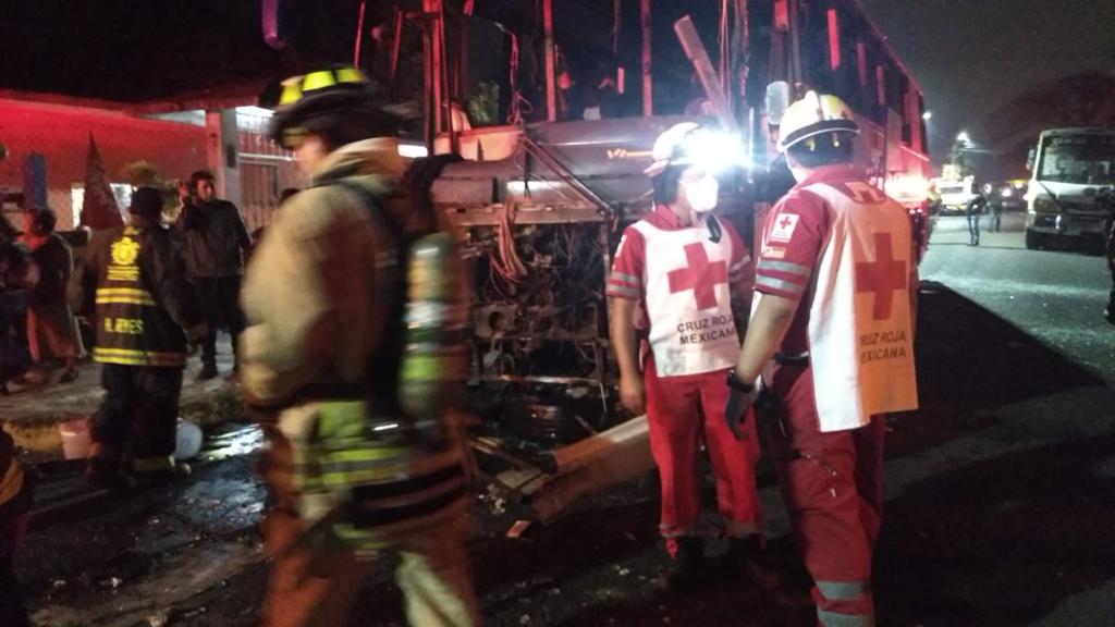 Se incendia camión de peregrinos en Córdoba: hay varios lesionados