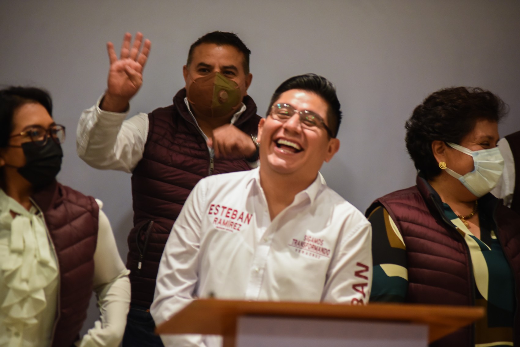 Alcaldes de diez partidos brincan a Morena; PRI acusa que hubo presión