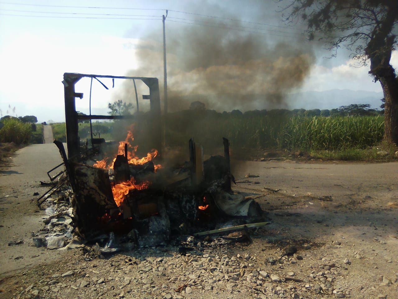 Asaltan y calcinan camioneta de Sabritas en Cuichapa