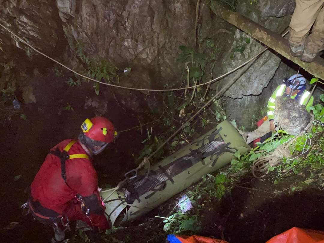 Rescatan cuerpo sin vida de joven que cayó en  sótano de 45 metros de profundidad en Tezonapa
