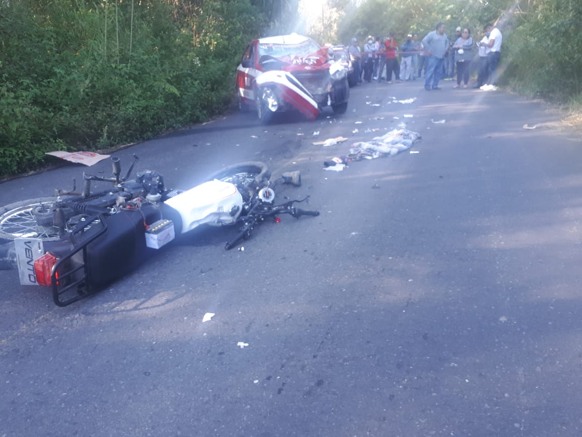 Muere joven de 20 años en choque entre motocicleta y taxi en Huatusco