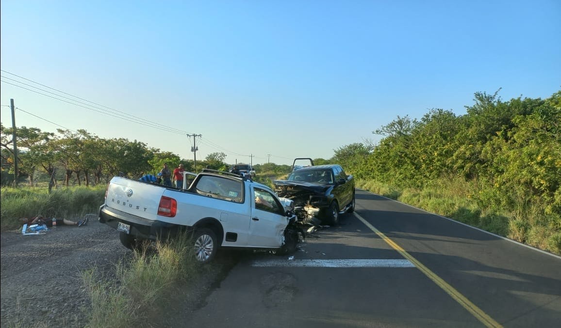 Chocan de frente dos camionetas en Vega de Alatorre, dos heridos de gravedad
