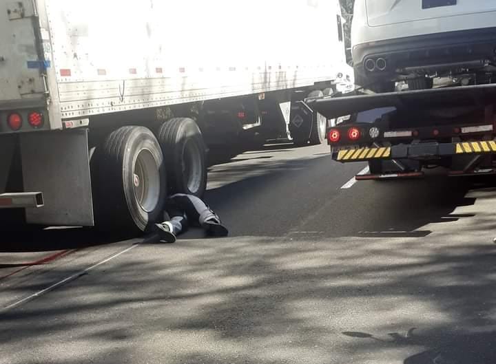 Motociclista muere atropellado por tráiler en las cumbres de Maltrata, hay otro herido