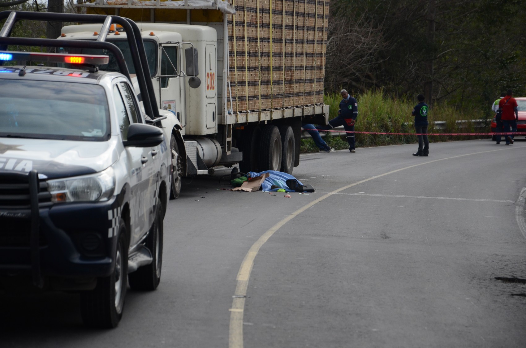 Motociclista muere al caer en bache, derrapar  y terminar bajo un tracto camión
