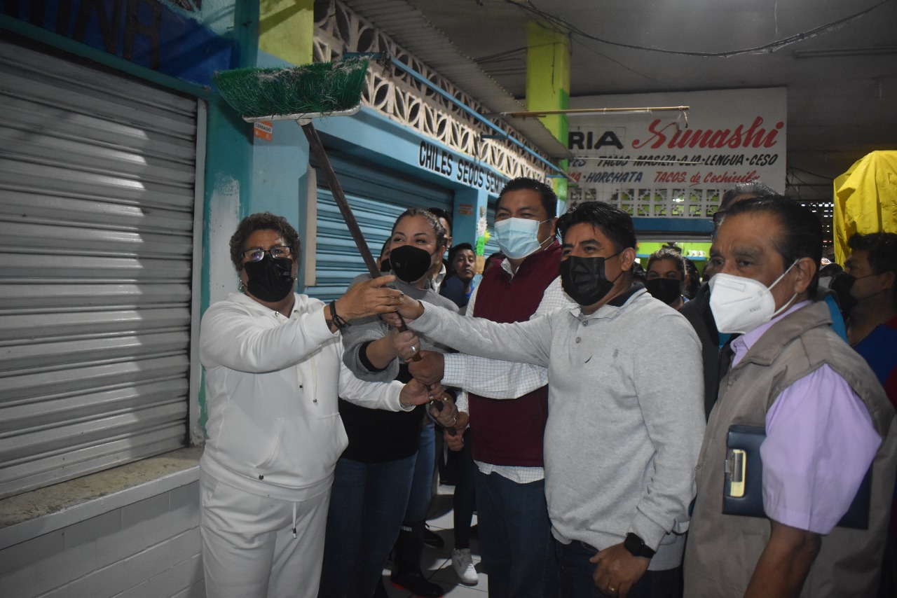 Intensa jornada de limpieza en el Mercado Antonio J. Bermudez