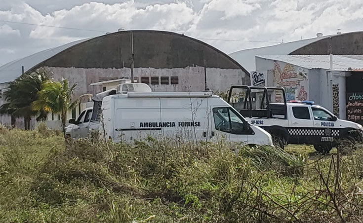 Arrojan cadáver envuelto  en sábanas blancas en Coatzacoalcos
