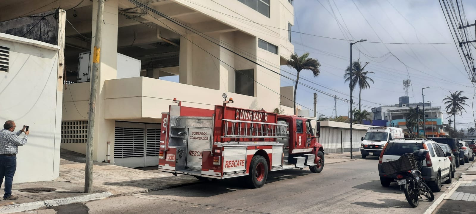 Pareja queda atrapada en elevador de torre habitacional en el Fraccionamiento Reforma