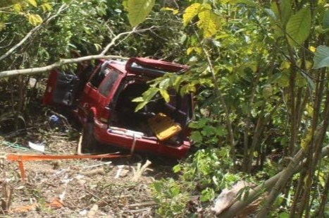 Una mujer muerta y tres lesionas al  caer camioneta a barranco en Zongolica