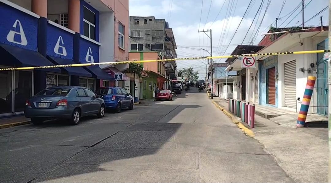 Desconocidos rafaguean fachada de acuario en Minatitlán