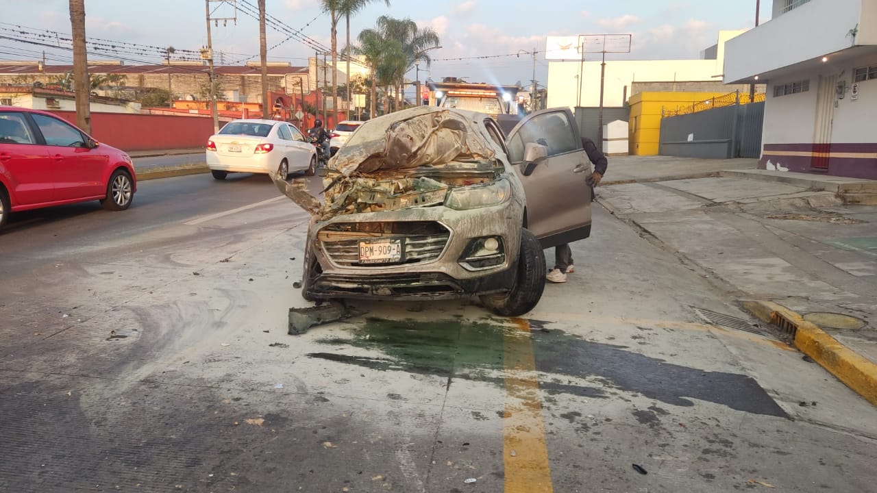Vuelca camioneta en Fortín de las Flores
