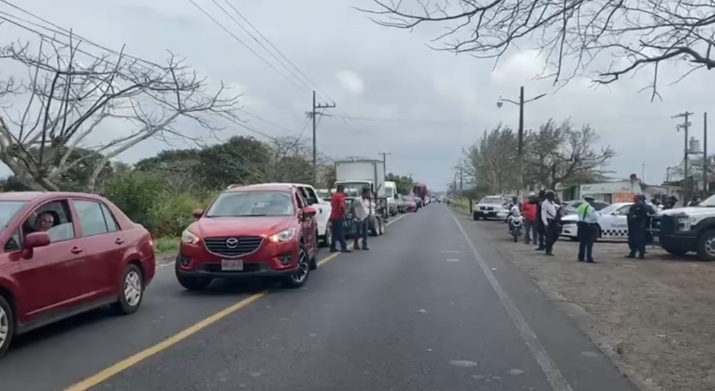 Habitantes de Ayahualulco bloquean carretera con Ixhuacán, exigen rehabilitación