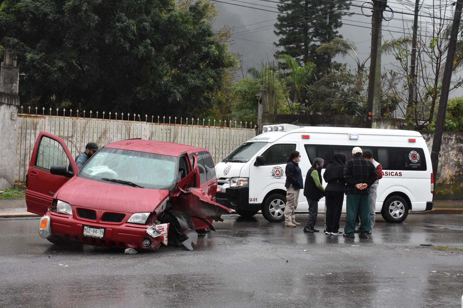 Choca camioneta contra camellón en Boulevard Camino Nacional de Río Blanco