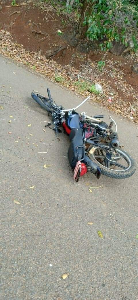 Muere motociclista tras  derrapar en Santiago Soteapan