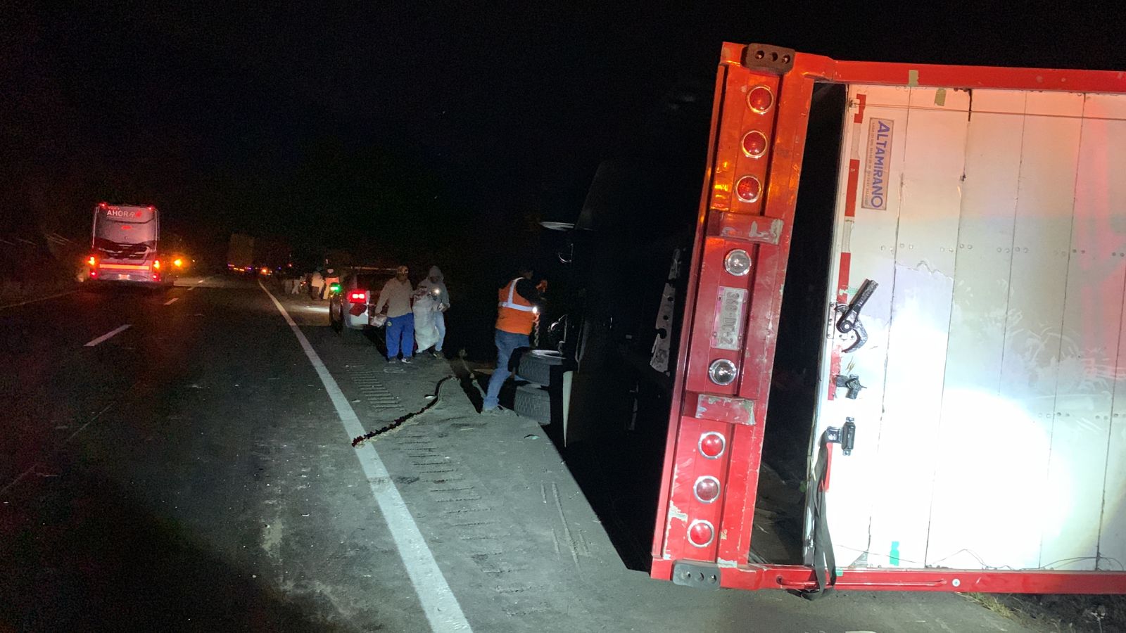 Vuelca tráiler en cumbres de Maltrata