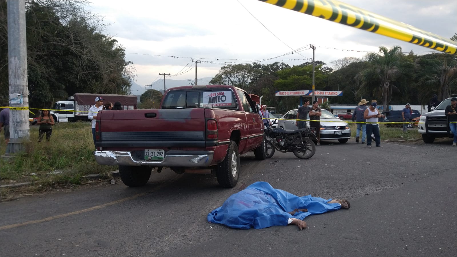 Choque de motocicleta y camioneta deja  un muerto y una mujer herida en Yanga