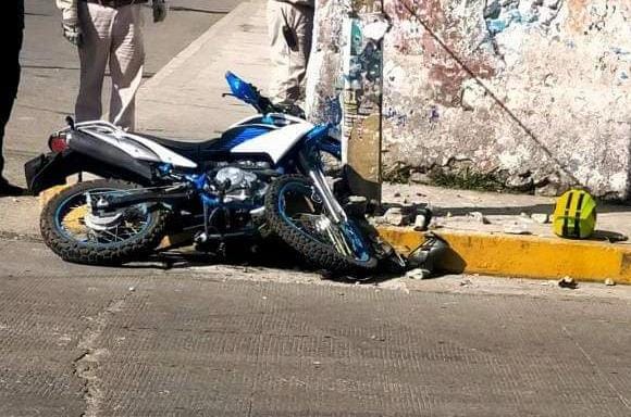 Joven motociclista muere al ser atropellado  y proyectado contra poste en Mendoza