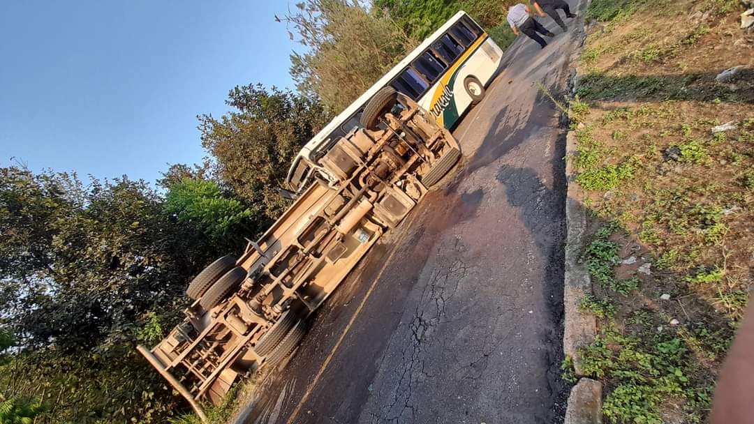 Dos muertos deja choque de una pipa y un autobús en Huatusco
