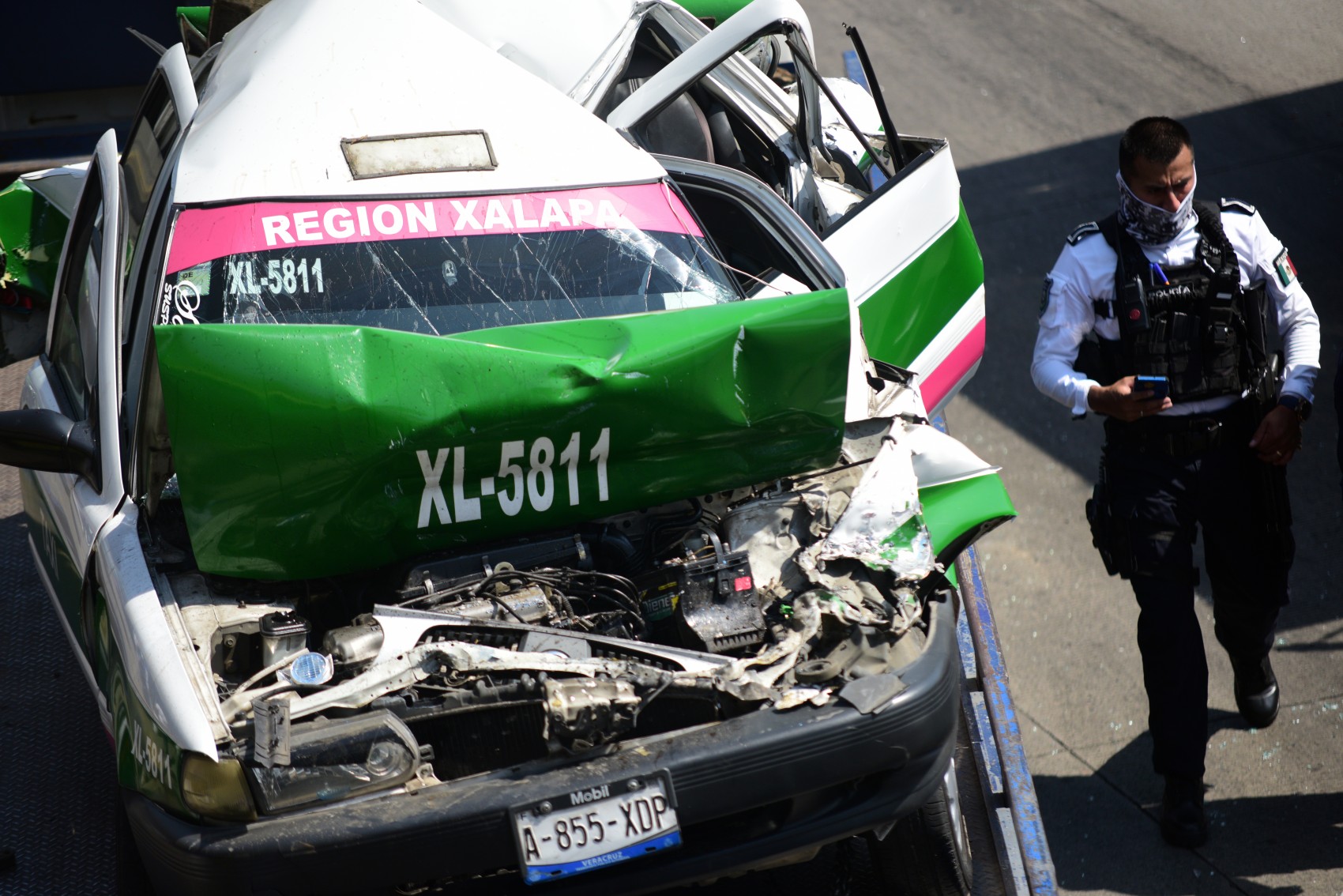 Taxi queda prensado sobre la Avenida Lázaro Cárdenas