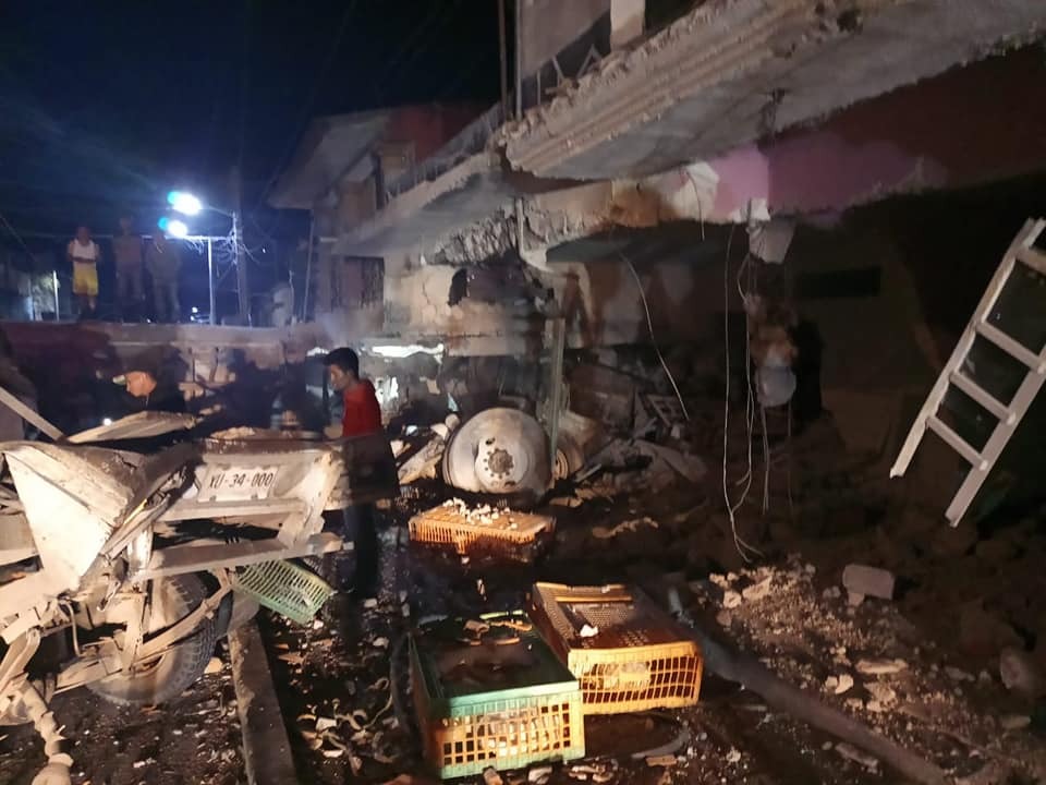 Un muerto y daños a 10 viviendas y  autos deja volcadura de tráiler en Atzalan