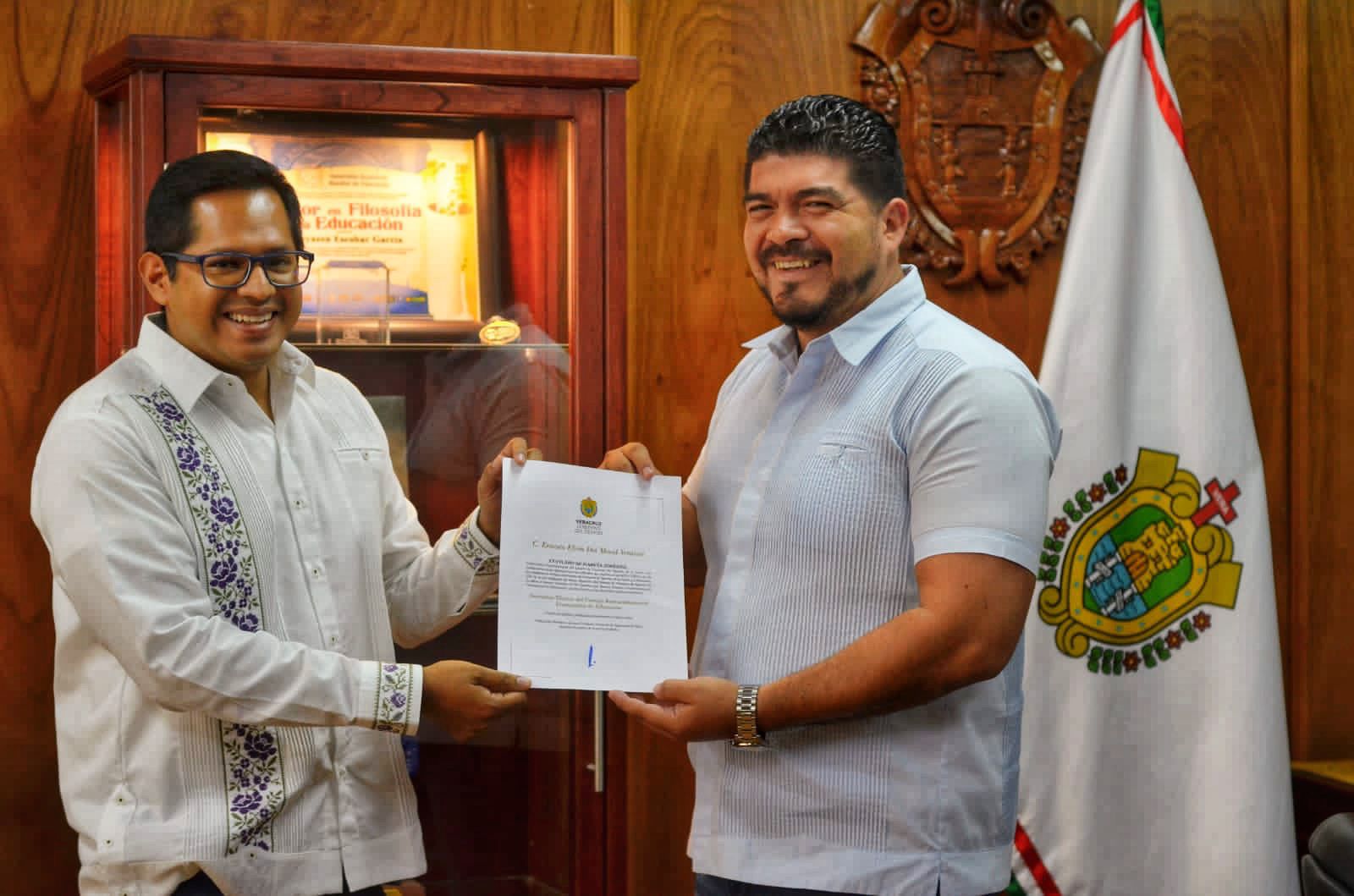 Zenyazen Escobar entrega nombramiento a nuevo secretario técnico del CIVE