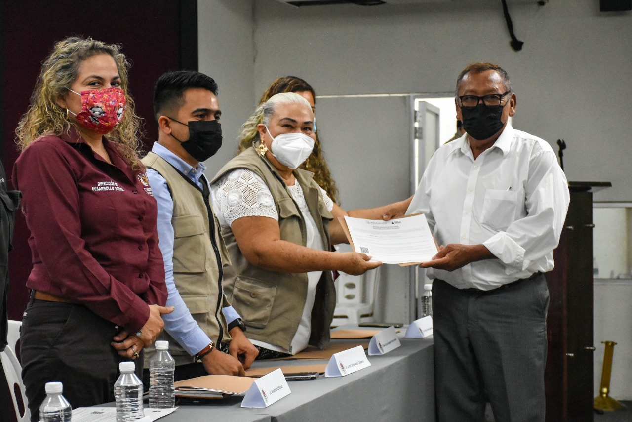 Entrega IVEA reconocimientos a adultos que cursaron educación básica